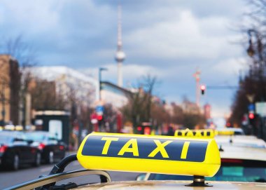 Berlin Almanya'nın sokakta taksi tabela