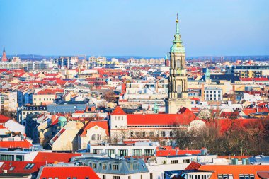 Cityscape Berlin'de binaların kırmızı çatılar ile