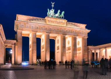 Berlin'in merkezinde gece Brandenburg Kapısı