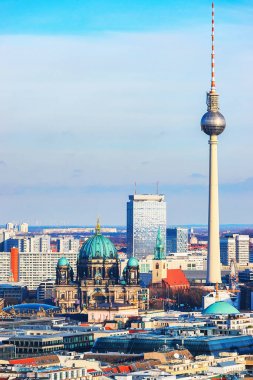 Berlin'de Berliner Dom Katedrali ve televizyon kulesi