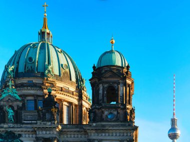 Kule Berlin'de Berlin Katedrali ve televizyon