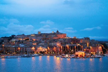 Cityscape Bizanslılar deniz Cagliari akşam marina ile