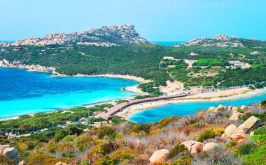Sahne ile yol ve Santa Teresa Gallura Beach'de