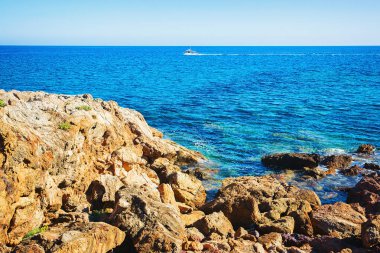 Bizanslılar deniz Sardunya kumsalda Chia taşlara