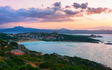 Baja Sardinya Beach Costa Smeralda gün batımında