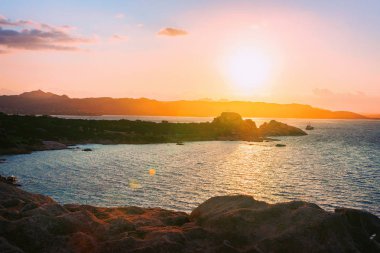 Capo Ferro Costa Smeralda Akdeniz üzerinde güneş doğarken