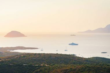 Golfo Aranci Akdeniz Tavolara ada güneş doğarken
