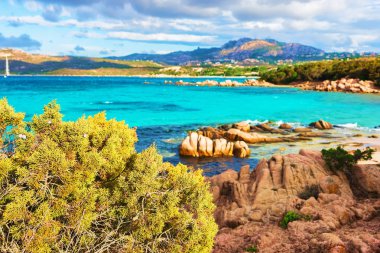 Gündoğumu ve Costa Smeralda Sardinya Capriccioli plajda kayalar