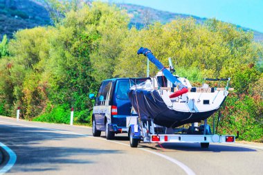 Araba ile Olbia yolda treyler Motorlu tekne