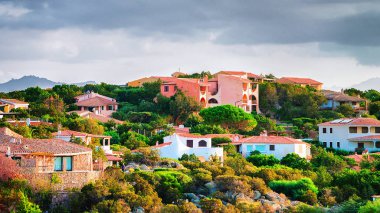 Baja Sardinya mimarisi ve Costa Smeralda doğa