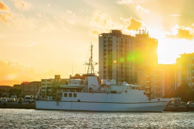 Harbor gün batımında lüks gemi Olbia Sardunya ile