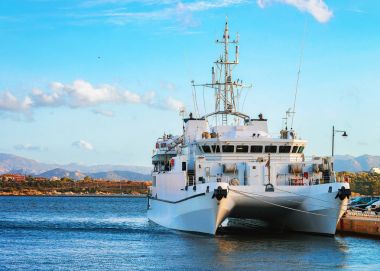 Lüks gemi Olbia Sardunya ile liman