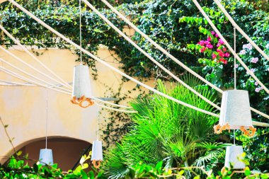 Porto Cervo Sardunya sokak kafede lambalar