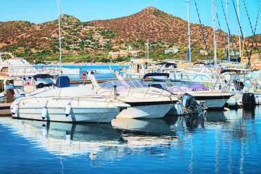 Bağlantı noktası ile gemiler ve yatlar Villasimius Cagliari Güney Sardinya