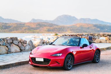 Costa Smeralda Sardinya yolda kırmızı cabriolet araba