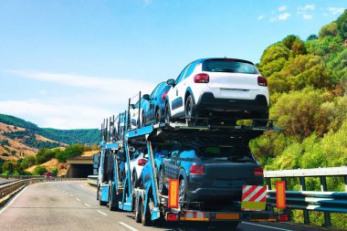 Autotransporter Nuoro Sardinya yolda