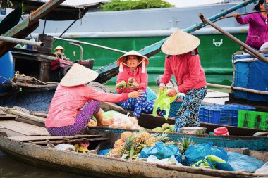 Can Tho pazarda yüzen, meyve satan kadınlar