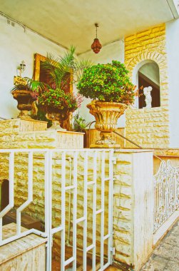 Mgarr bahar ev merdivenlerde yeşil bitkiler