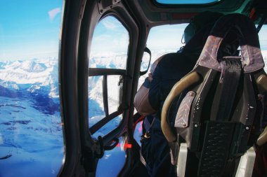 Adam İsviçre Alp heliport'de helikopter kabin