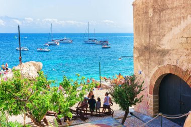 İnsanlara rahatlatıcı beach Scopello Sicilya