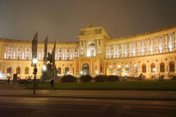 ウィーンのホーフブルク宮殿オーストリア霧の夜 — ストック写真