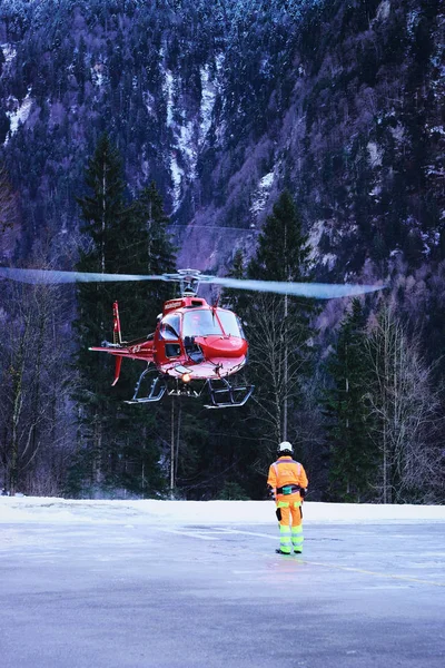 Kırmızı helikopter ve Swiss Alpine heliport pilot — Stok fotoğraf