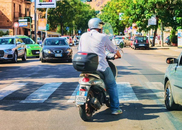 Vista de la calle con scooter en carretera en Palermo Italia — Foto de Stock