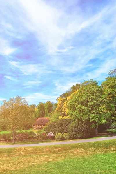 ケント春のリーズ城の近くの公園の家 — ストック写真
