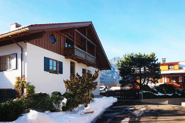 Edificio residencial en Garmisch Partenkirchen al atardecer — Foto de Stock