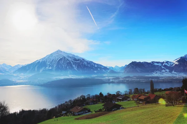 Sigrilwil wieś z Szwajcarskich Alp i jezioro Thun — Zdjęcie stockowe