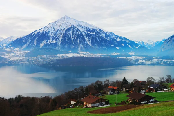 Sigrilwil Dorf an den Schweizer Alpen und am Thunersee — Stockfoto