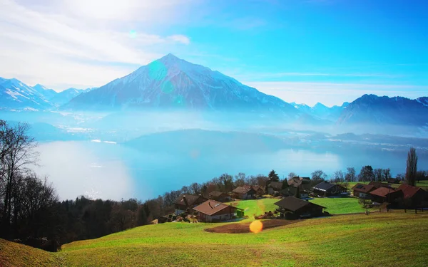 Wieś Sigrilwil i jezioro Thun i Alpy Szwajcarskie — Zdjęcie stockowe