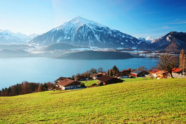 Sigrilwil Dorf an den Schweizer Alpen und am Thunersee — Stockfoto