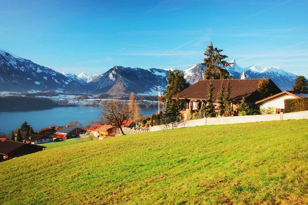Sigrilwil villaggio Alpi svizzere montagne e lago di Thun — Foto Stock