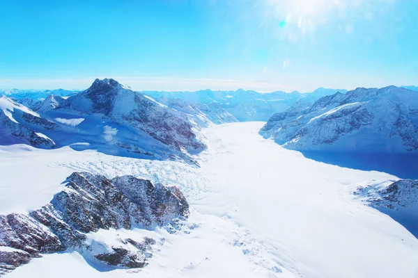 Pieken bergrug met Aletschgletsjer in de winter Zwitserse Alpen — Stockfoto