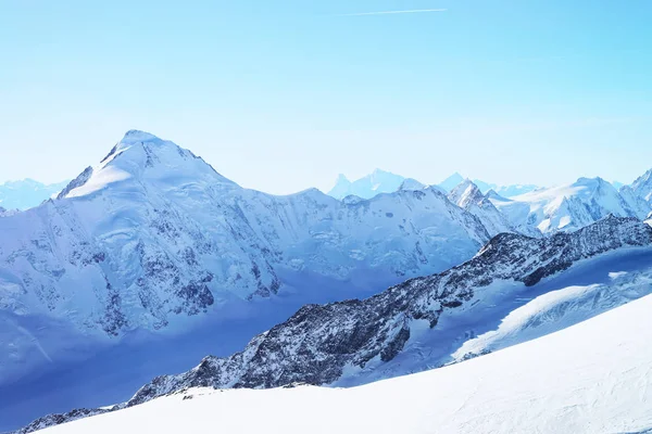 Horský hřeben vrcholy a ledovce Aletsch glacier v zimě švýcarských Alp — Stock fotografie