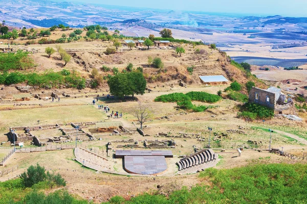 Griekse theater en andere ruïnes in Nevis archeologische site Sicilië — Stockfoto