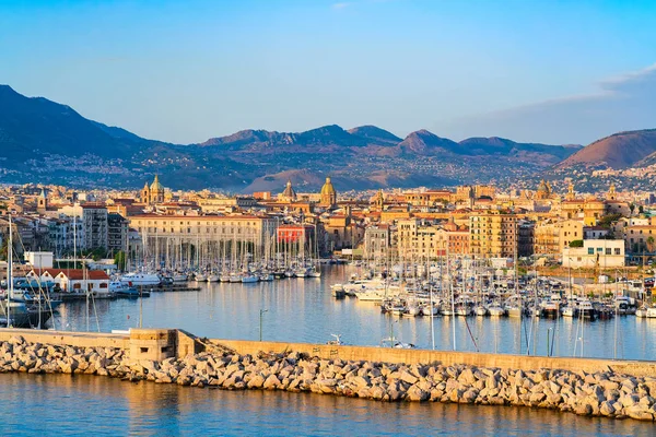 Napfelkelte a Földközi-tenger és a Palermo város régi kikötőjébe — Stock Fotó