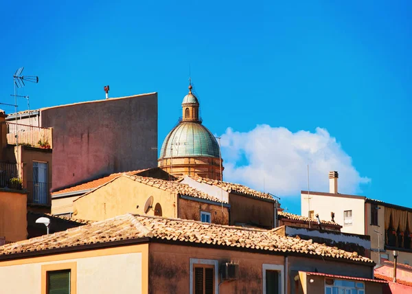 Kopuła i dachach domów w Piazza Armerina Sycylia — Zdjęcie stockowe