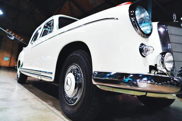 Beyaz Retro Mercedes Benz Ponton araba — Stok fotoğraf