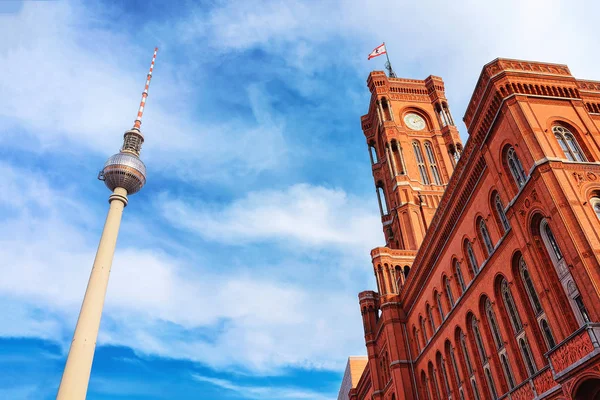 Телевізійн башт та червоний Old City Hall в Берліні — стокове фото