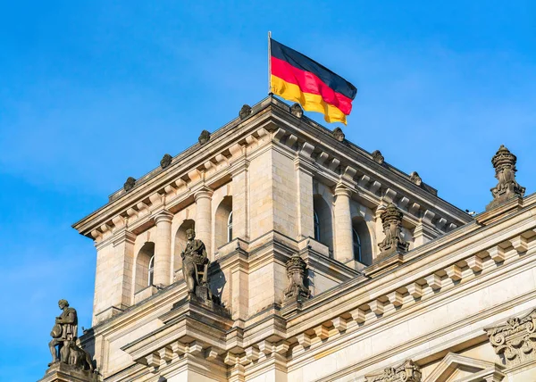 Edificio del Reichstag con bandera alemana en Berlín — Foto de Stock