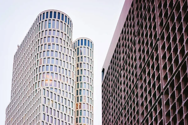 Arquitetura de escritório moderna Kurfurstendamm Street em Berlim — Fotografia de Stock