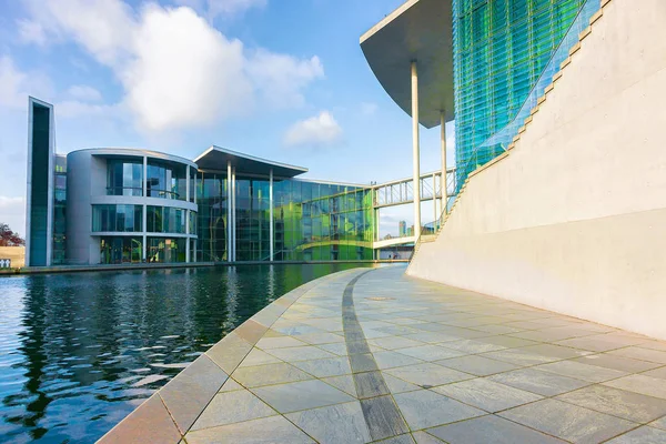 Edificio de vidrio moderno Bundestag alemán Parlamento Berlín — Foto de Stock