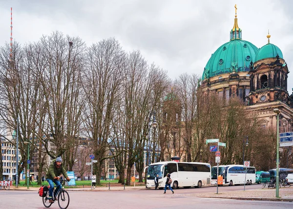 Kerékpározó ember: Berlin Cathedral| Mitte-sziget — Stock Fotó