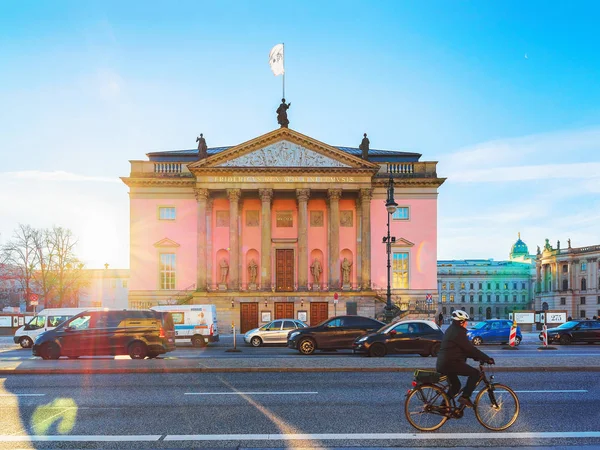 Человек на велосипеде в Берлинской государственной опере в Берлине — стоковое фото