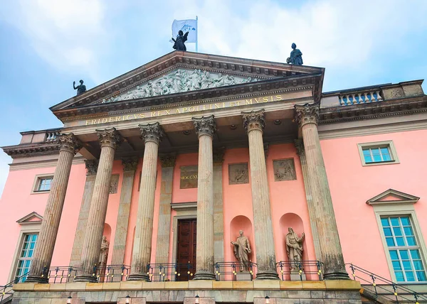 Fachada da Ópera Estatal de Berlim em Berlim — Fotografia de Stock