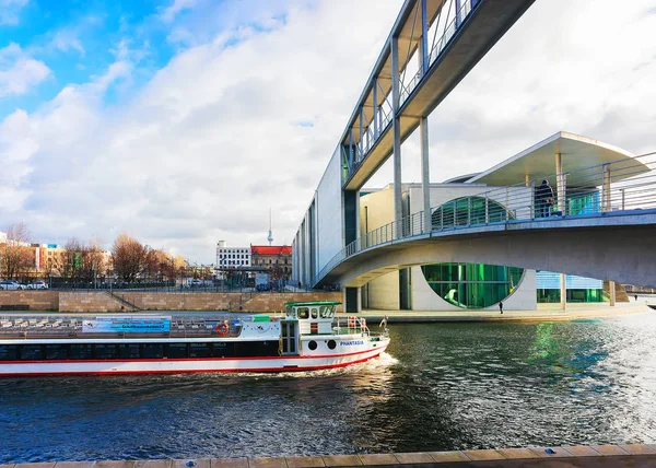 Ausflugsboot an Brücke am Bundestag — Stockfoto