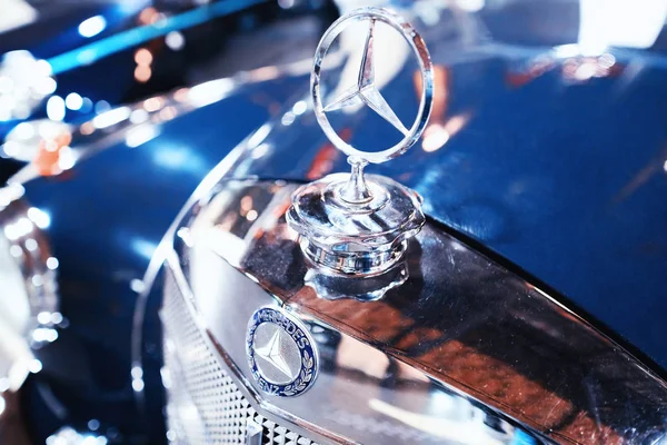 Mavi Retro Mercedes Benz Ponton amblemi ve radyatör ızgara — Stok fotoğraf