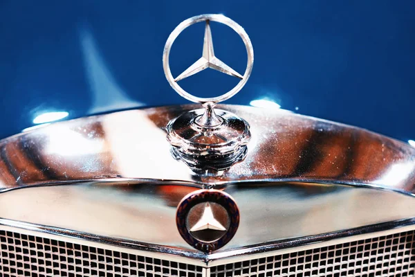 Mavi Retro Mercedes Benz Ponton amblemi ve radyatör ızgara — Stok fotoğraf